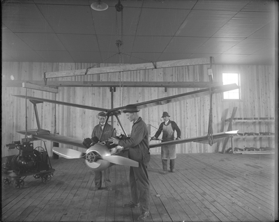 Employees of the Dayton-Wright Airplane Company working on the Kettering Bug, 1918 (ms152_156)