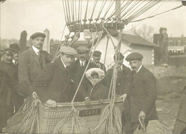 Marquis Edgard de Kergariou, Ernest Zens, Orville Wright, and Katharine Wright about to ascend in the hydrogen balloon Icare in France, 1909. (photo ms1_18_2_9)