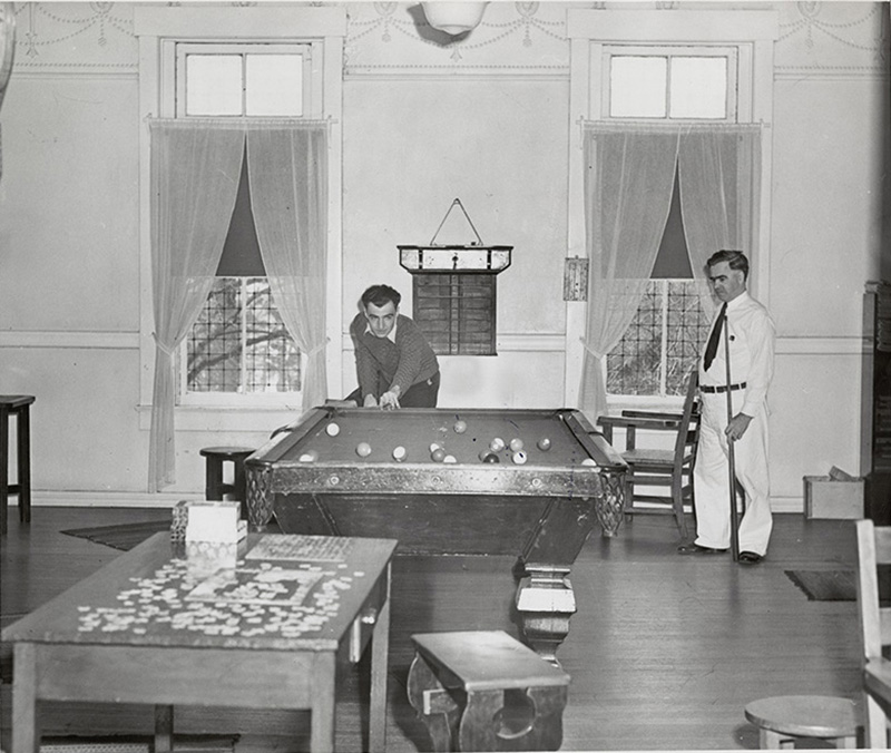 Dayton State Hospital Residents playing pool, 1948 (DDN_State_Hospital_12)